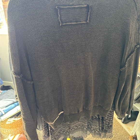 POL DISTRESSED SWEATER SIZE MED - Picture 2 of 2